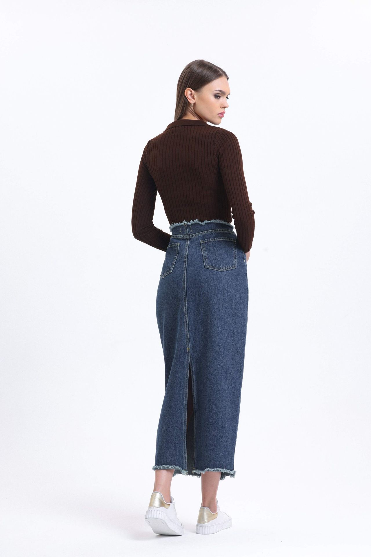 Mid Rise Maxi Skirt with a Seamless Hem and Belt