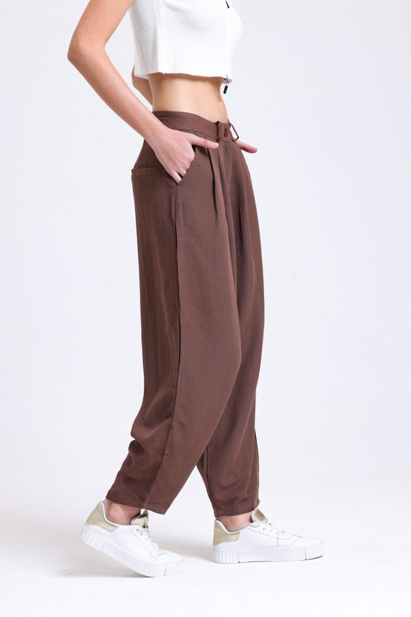 Mid Rise Pleated Peg Leg Trousers 2