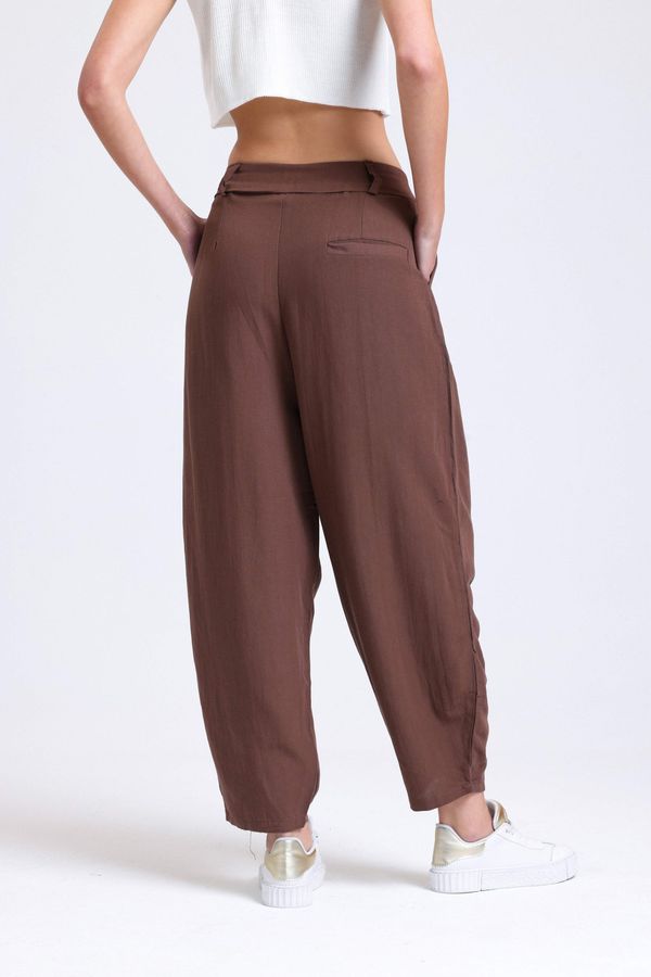 Mid Rise Pleated Peg Leg Trousers 3