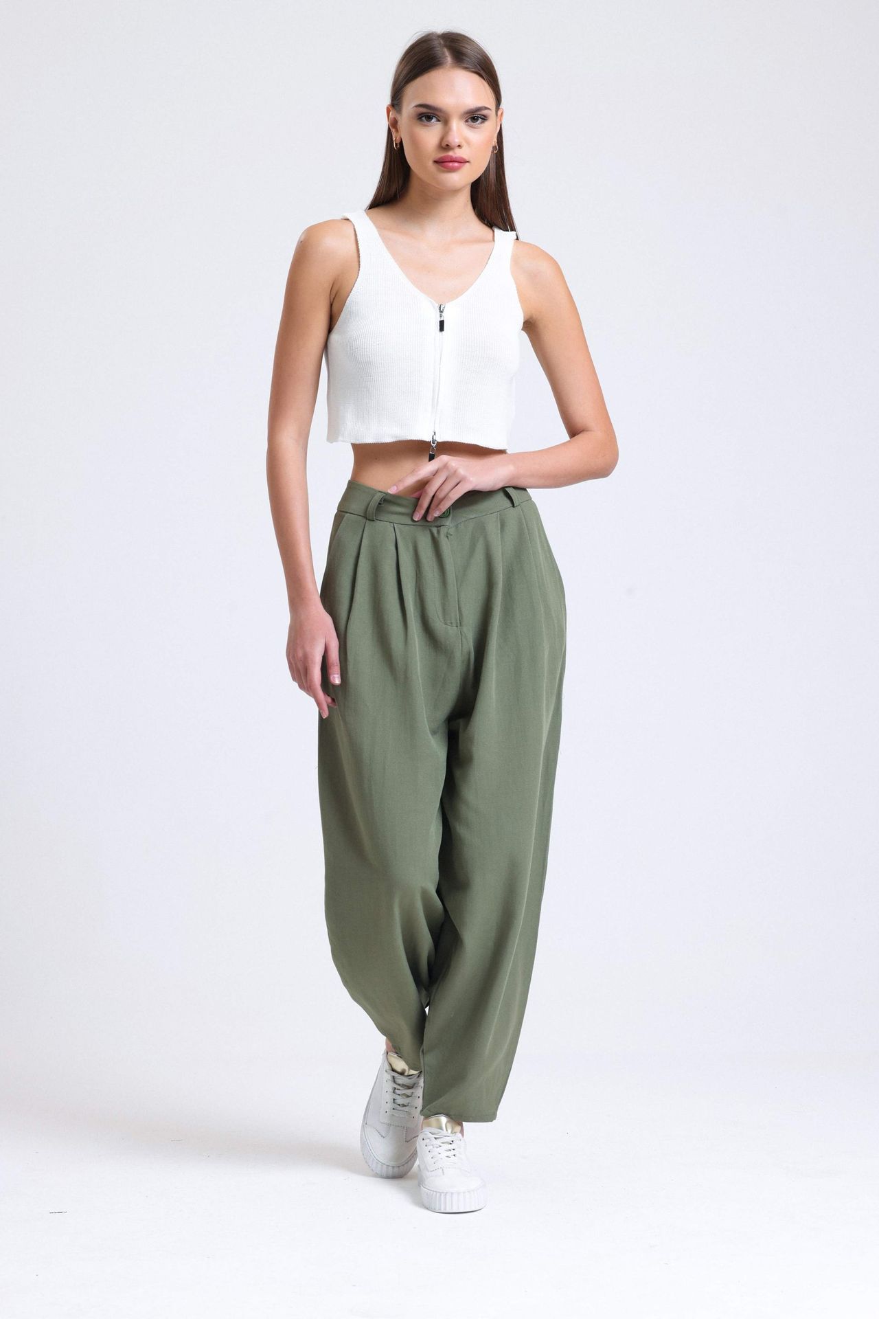 Mid Rise Pleated Peg Leg Trousers