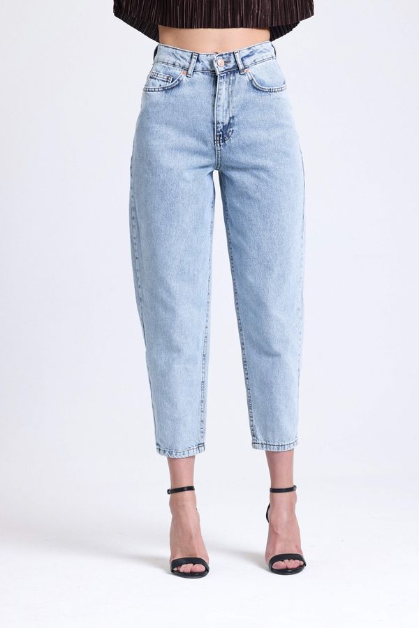 High Waist Mom-fit Jeans 1