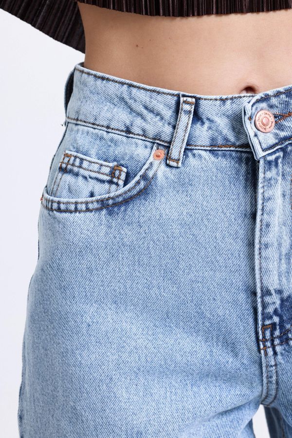 High Waist Mom-fit Jeans 4
