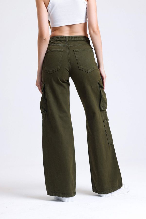 Mid Rise Pocket Cargo Jeans 3