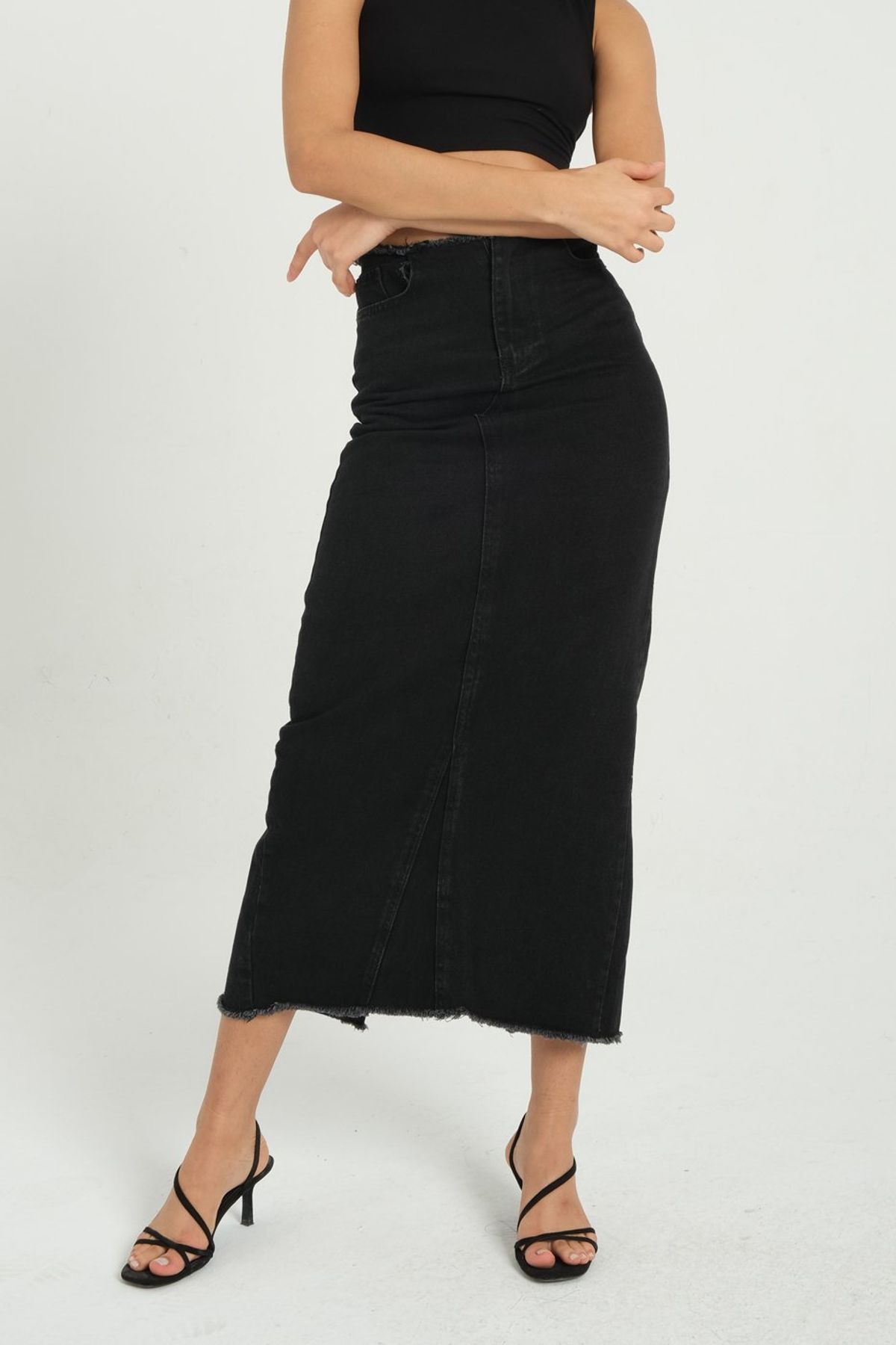 Mid Rise Maxi Skirt with a Seamless Hem and Belt