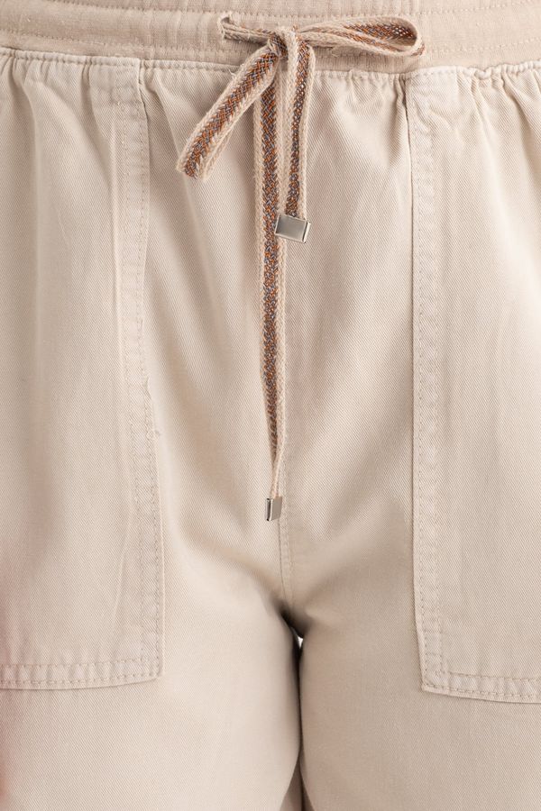Mid Rise Drawstring Shorts with a Pocket detail 4
