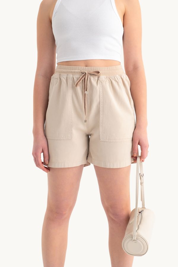 Mid Rise Drawstring Shorts with a Pocket detail 1