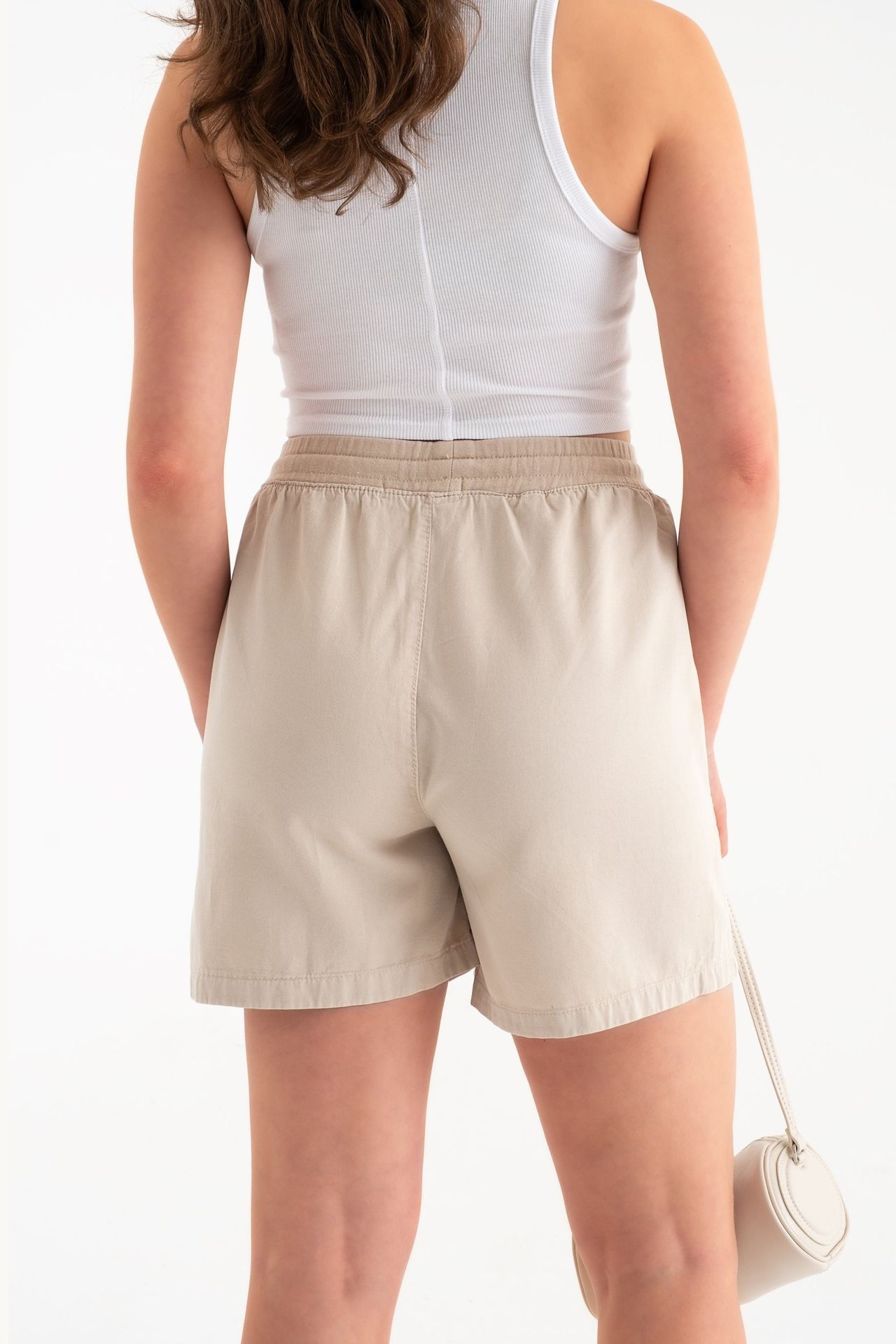 Mid Rise Drawstring Shorts with a Pocket detail