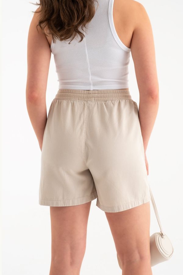 Mid Rise Drawstring Shorts with a Pocket detail 3