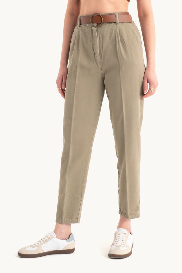 Mid Rise Pleated Carrot fit Trousers with a Belt 1