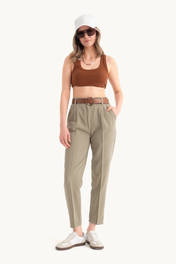 Mid Rise Pleated Carrot fit Trousers with a Belt 2