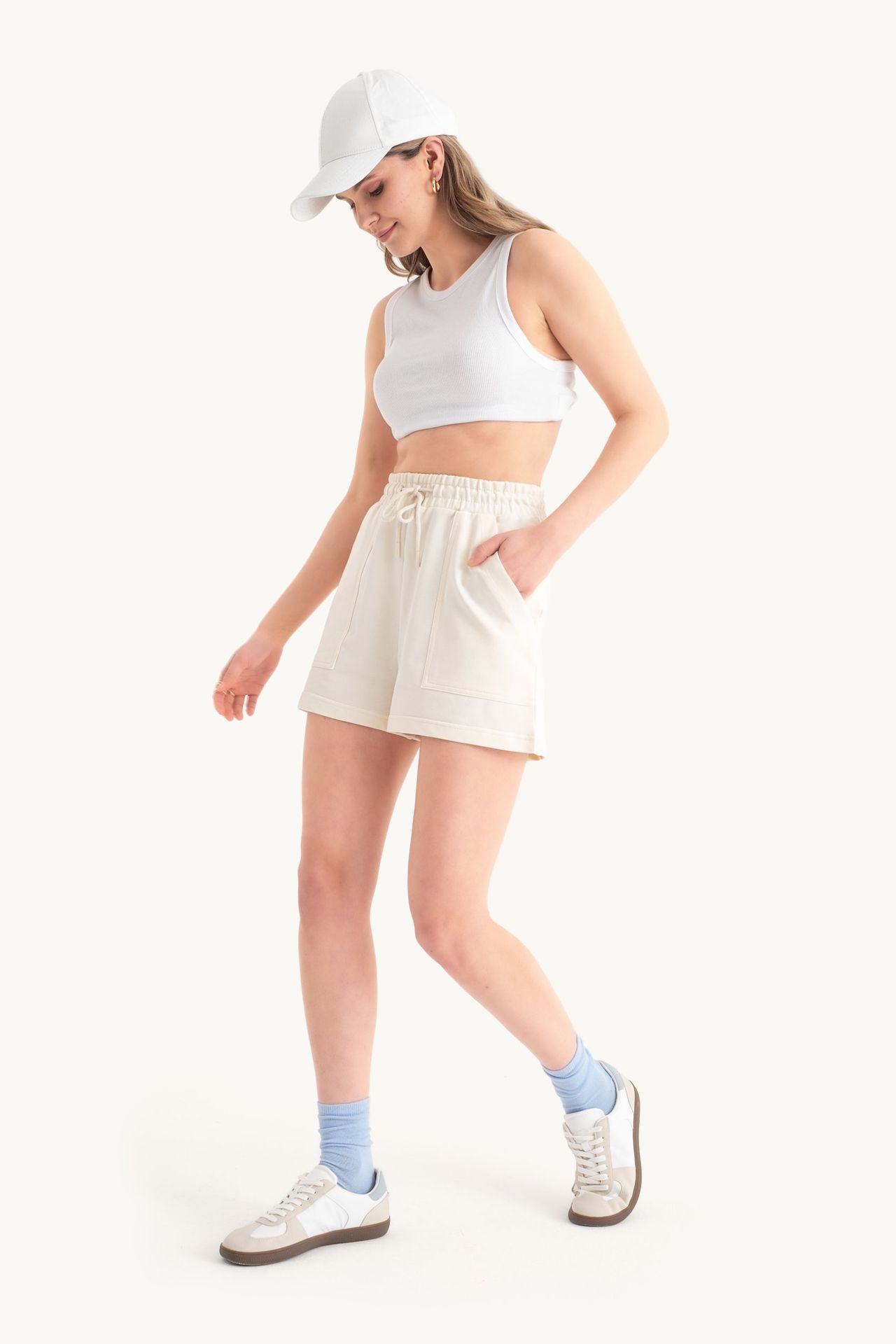 Mid Rise Drawstring Shorts with a Pocket detail