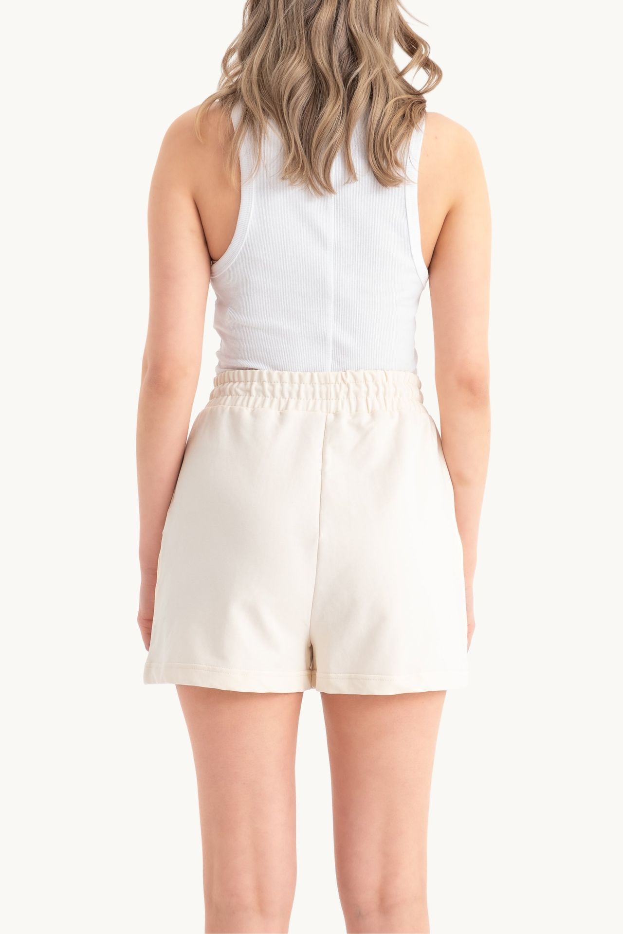 Mid Rise Drawstring Shorts with a Pocket detail