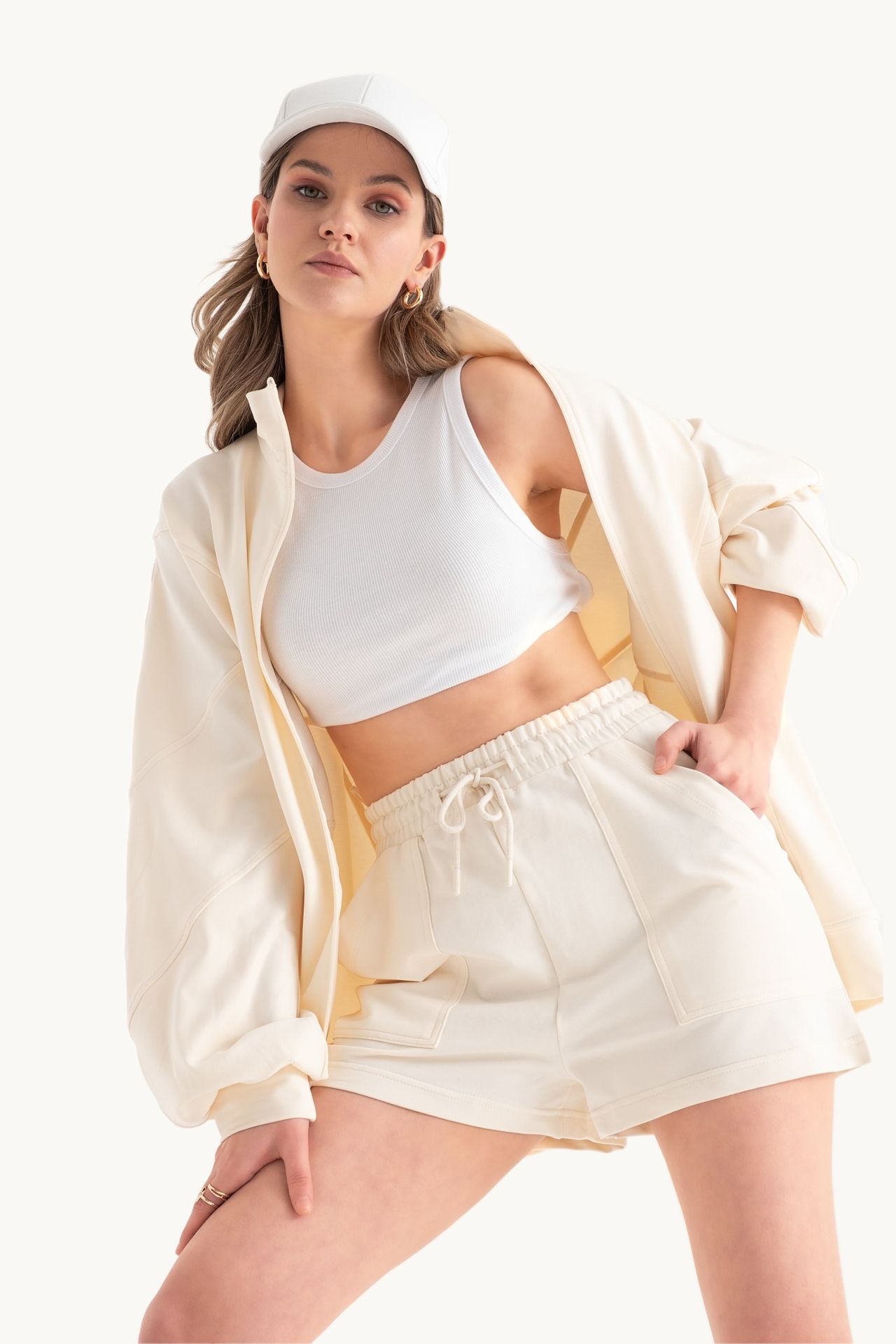 Mid Rise Drawstring Shorts with a Pocket detail