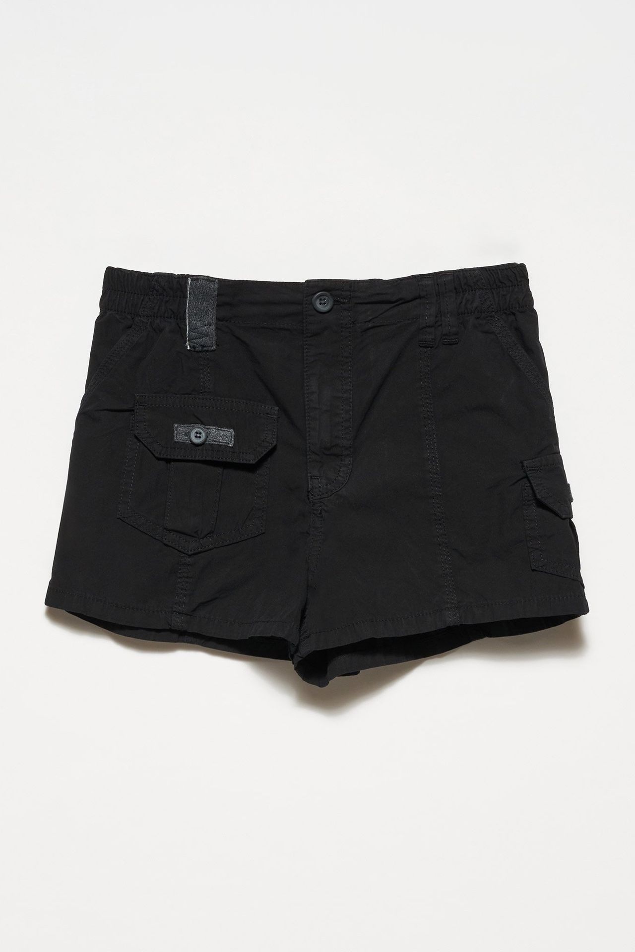 Mid Rise Cargo Shorts with a Pocket detail