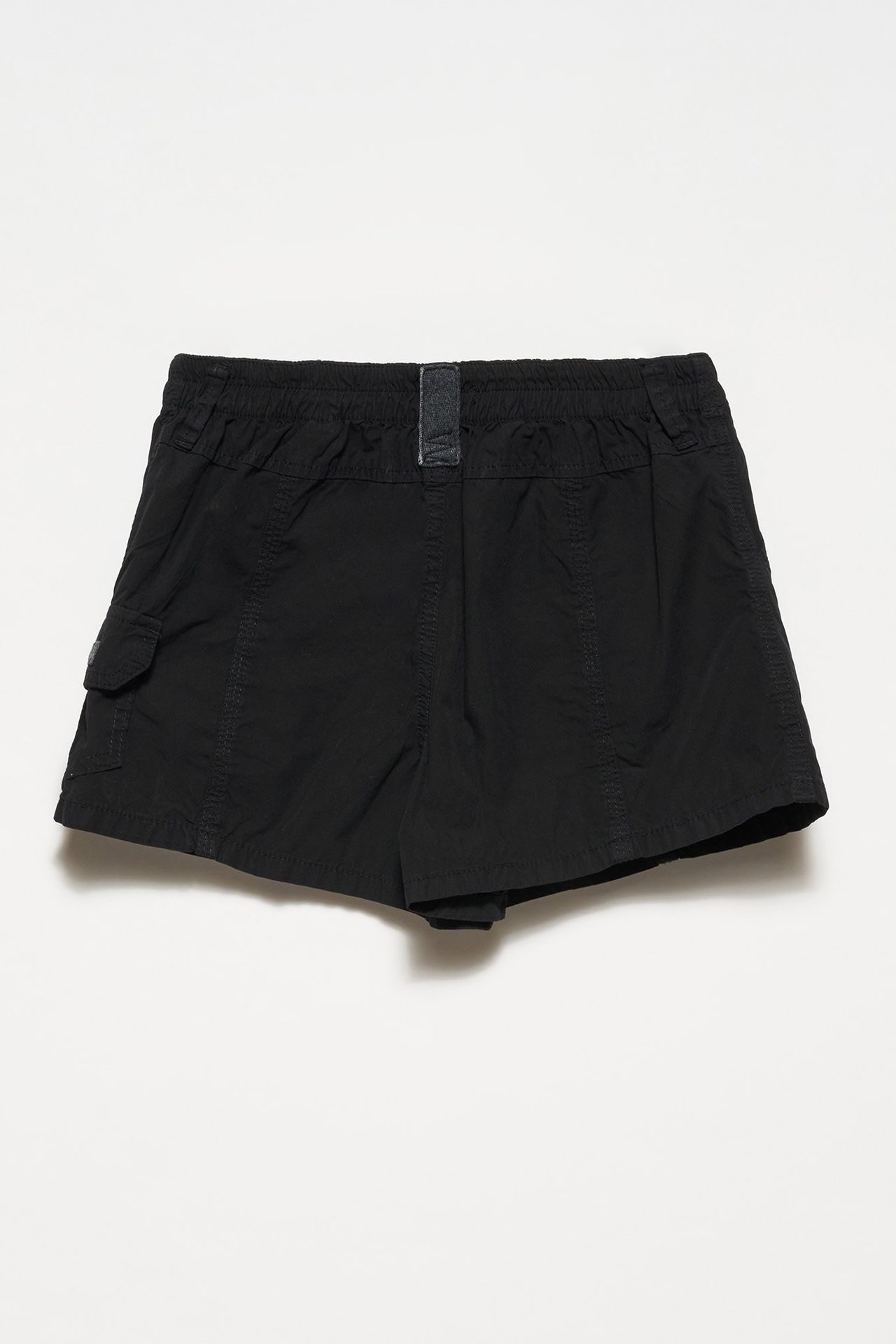 Mid Rise Cargo Shorts with a Pocket detail