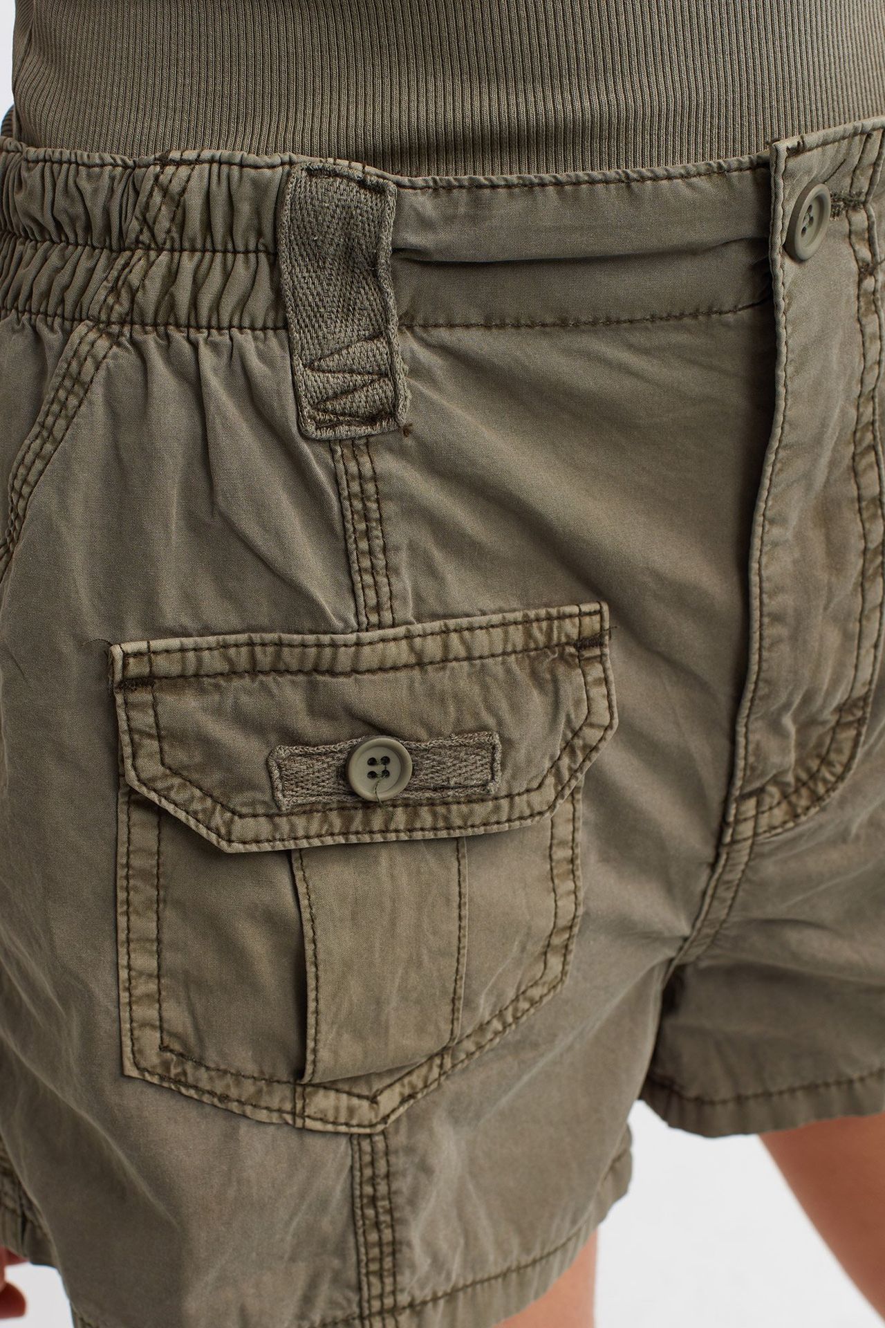 Mid Rise Cargo Shorts with a Pocket detail