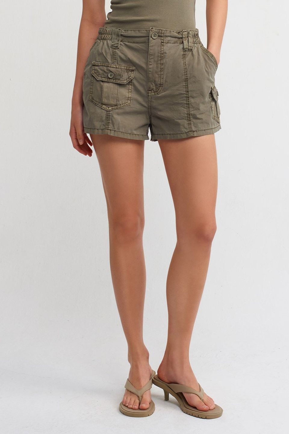 Mid Rise Cargo Shorts with a Pocket detail