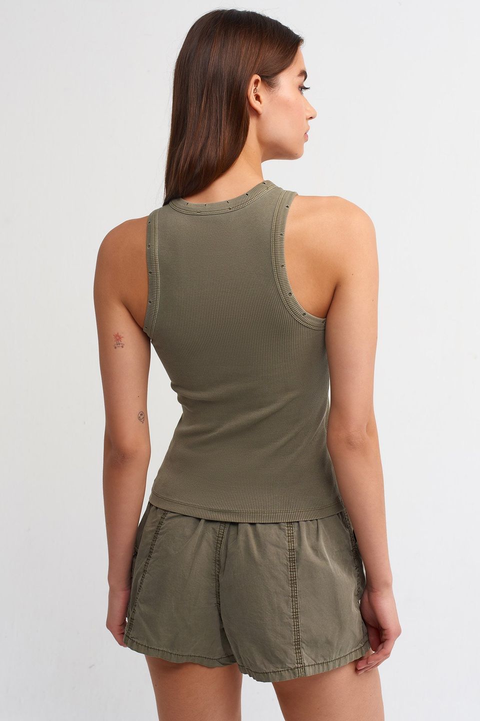 Mid Rise Cargo Shorts with a Pocket detail