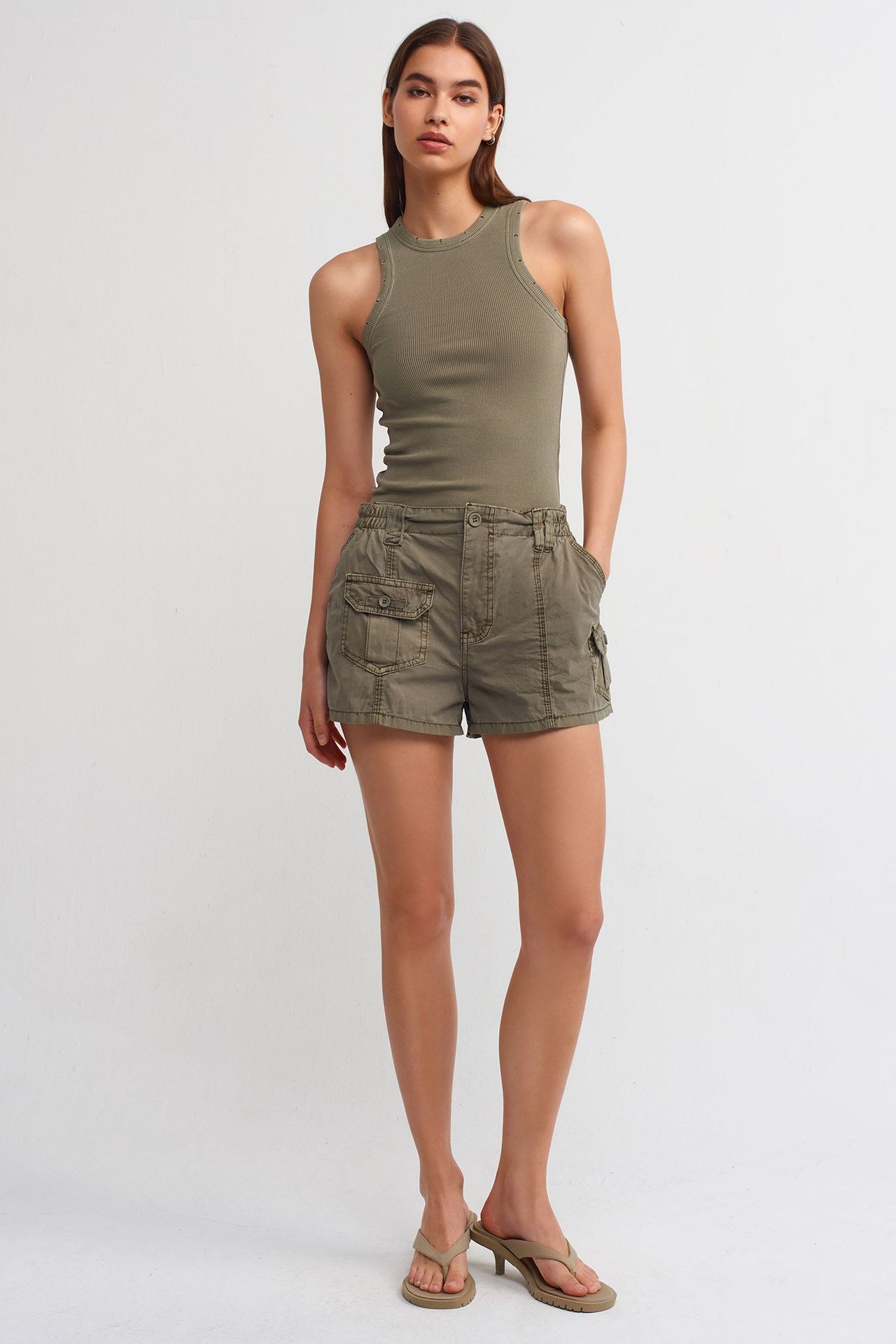 Mid Rise Cargo Shorts with a Pocket detail