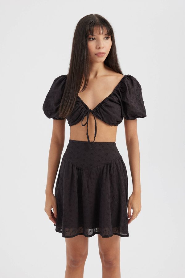 Kalp Yakalı Kabarık Kollu Kısa Bluz ve İşlemeli Mini Etek Takımı 3