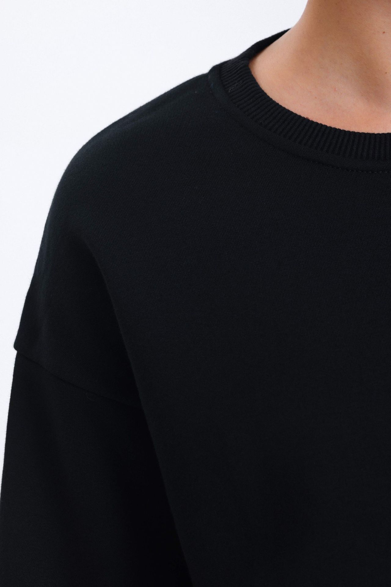 2 Pieces: Round Neck Basic Sweatshirt & High Waist Slit Sweatpant
