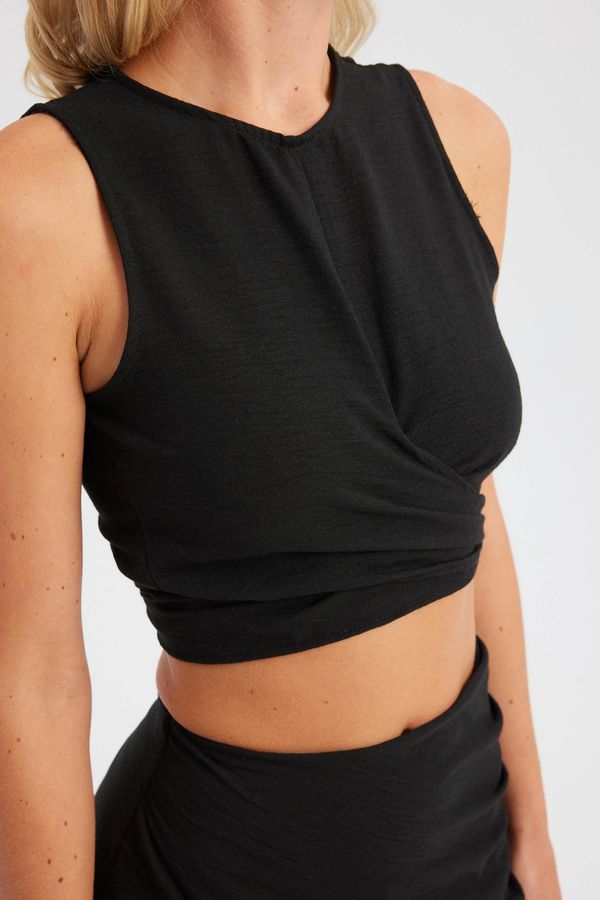 2 Parça: Bisiklet Yaka Kıvrımlı Crop Top & Yüksek Bel Yırtmaçlı Maxi Etek 4