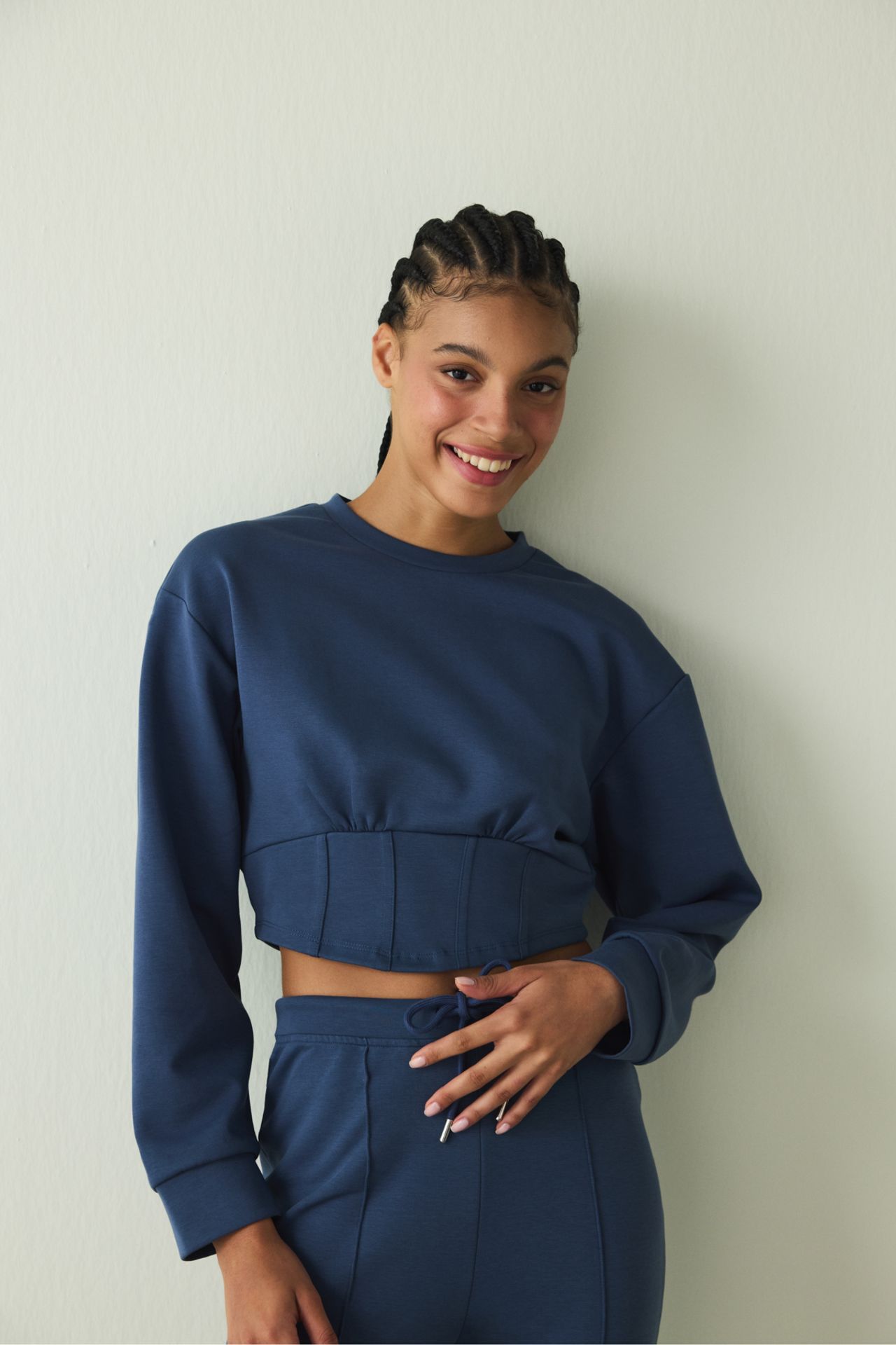 PENTI Belle Line Crew Neck Crop Sweatshirt 2
