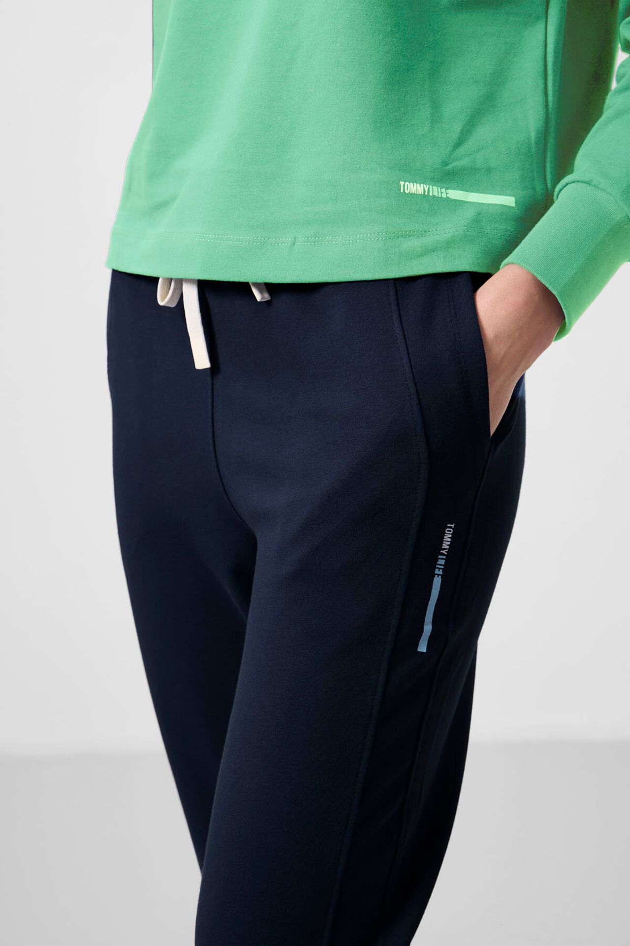 TOMMY Oversized Hooded Sweatshirt And Pants Set 4