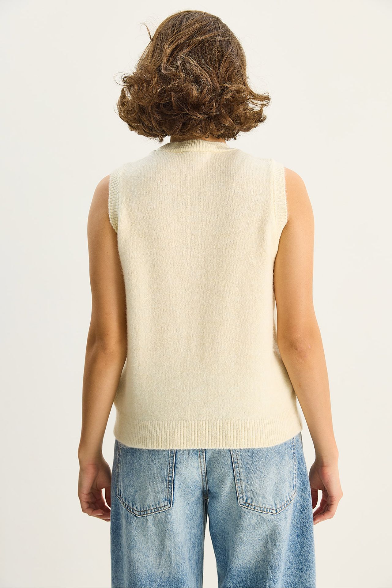 LUCCI Knit Sweater Vest with Embroidery 6
