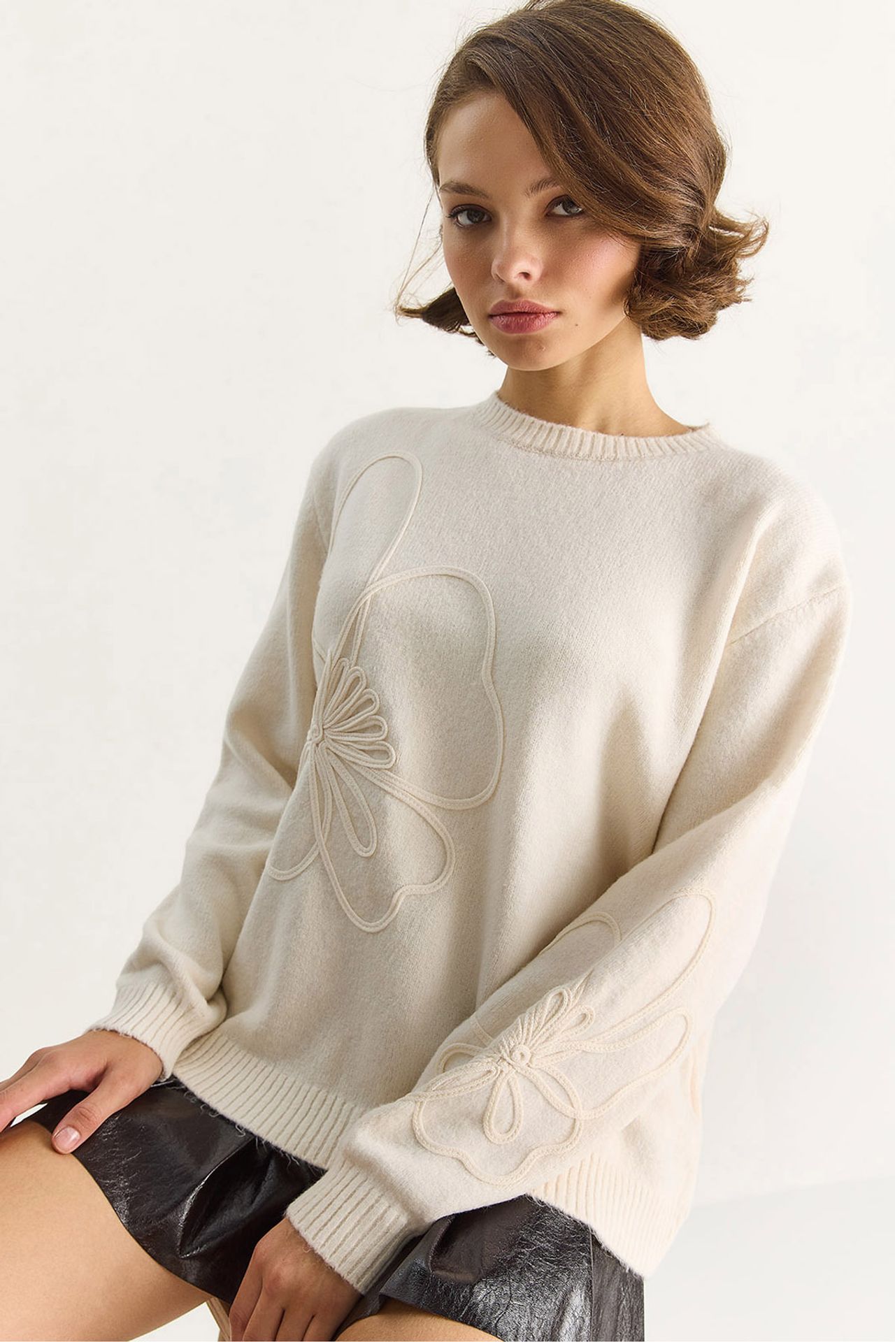 LUCCI Crew Neck Embroidered Knit Sweater 1
