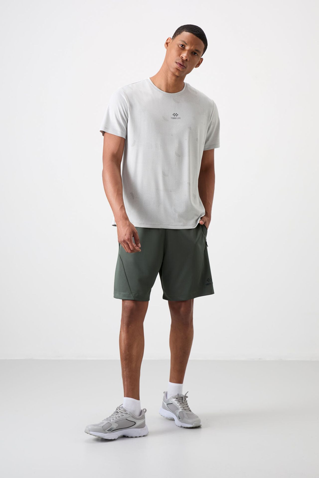 TOMMY Men's Knit Zipper Sweat Shorts 1