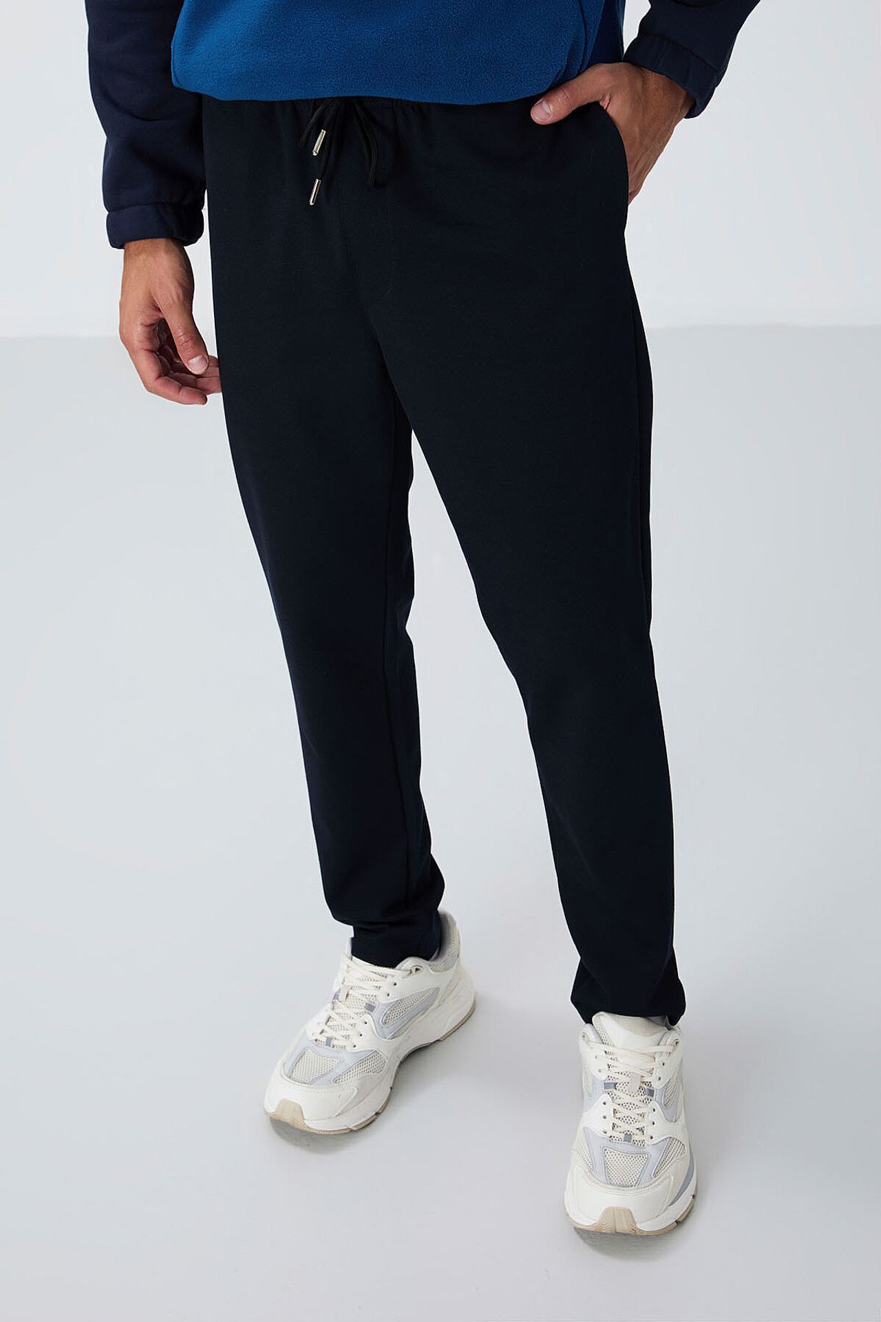 TOMMY Men's Elastic Waist Tapered Sweatpants 3