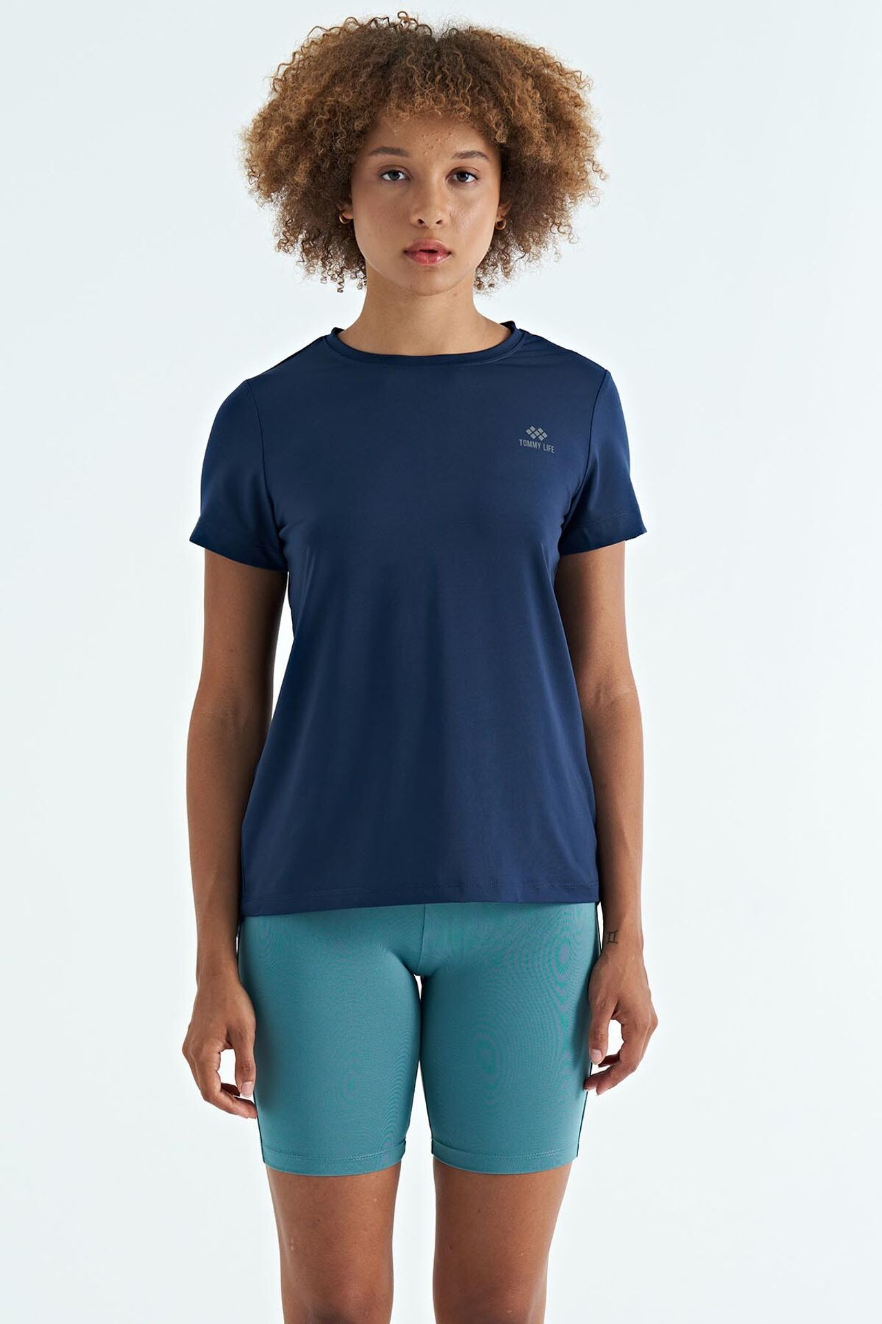 TOMMY Women's relaxed crew neck T-shirt with side slits 2