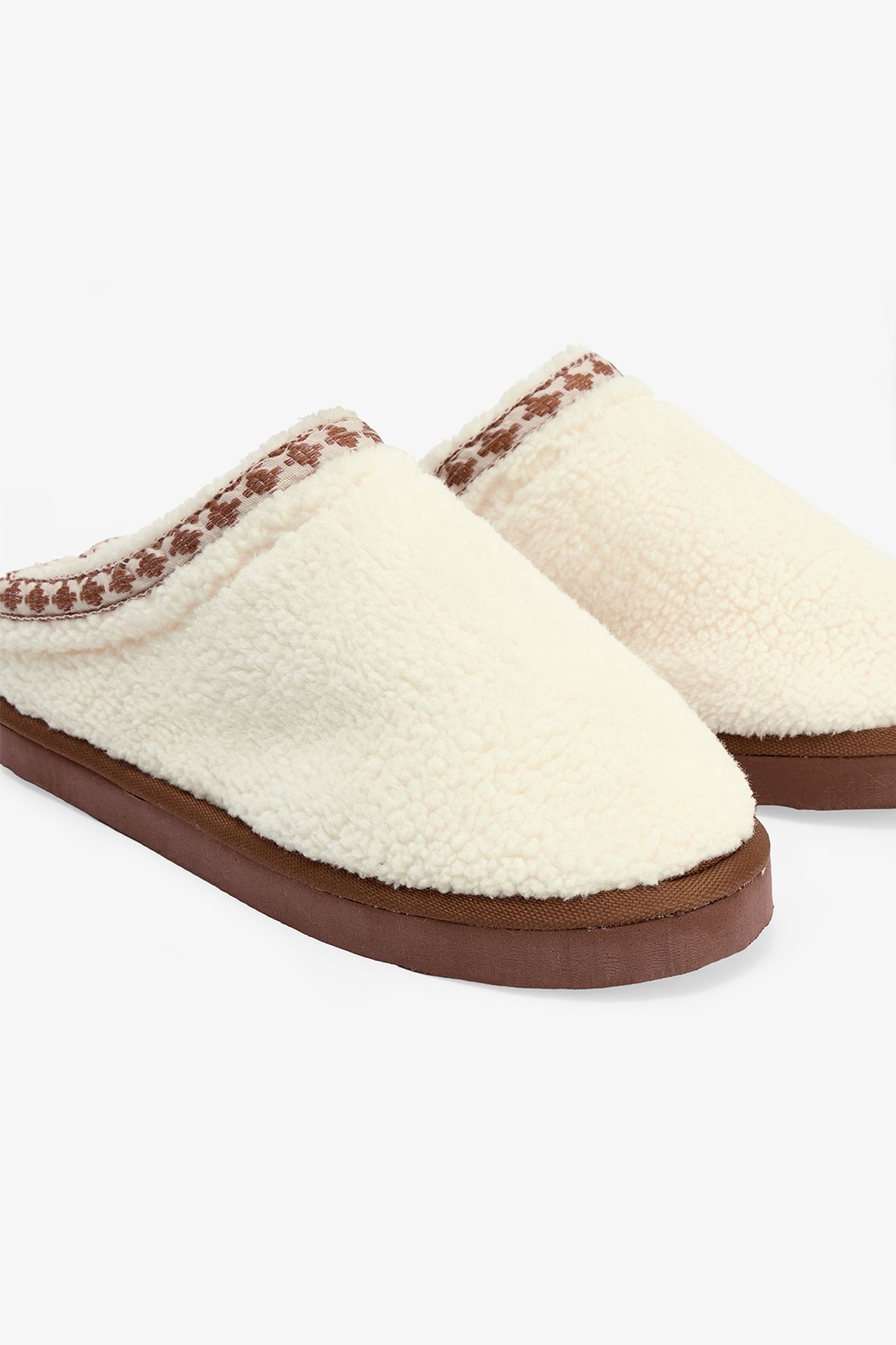 PENTI Gardenya Quinn Embroidered Home Slippers 3