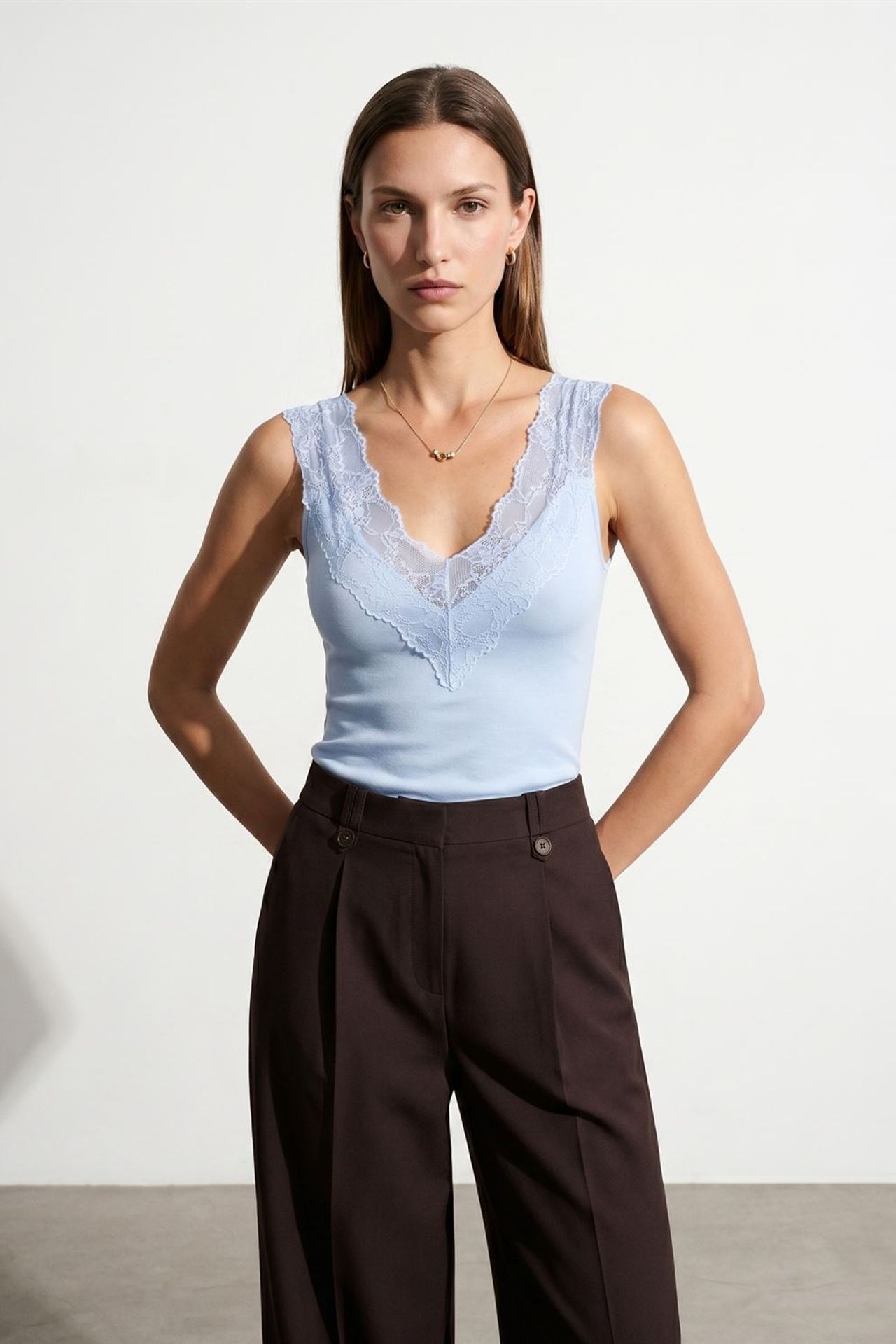 DILVIN Fitted Sleeveless Lace Blouse 1