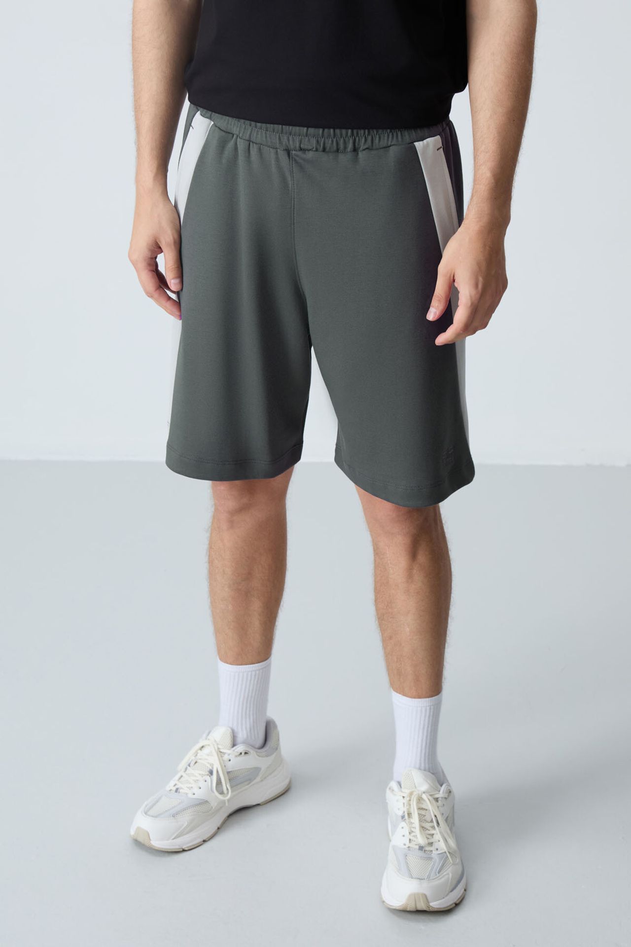 TOMMY Men's Cotton Blend Sweat Shorts 1