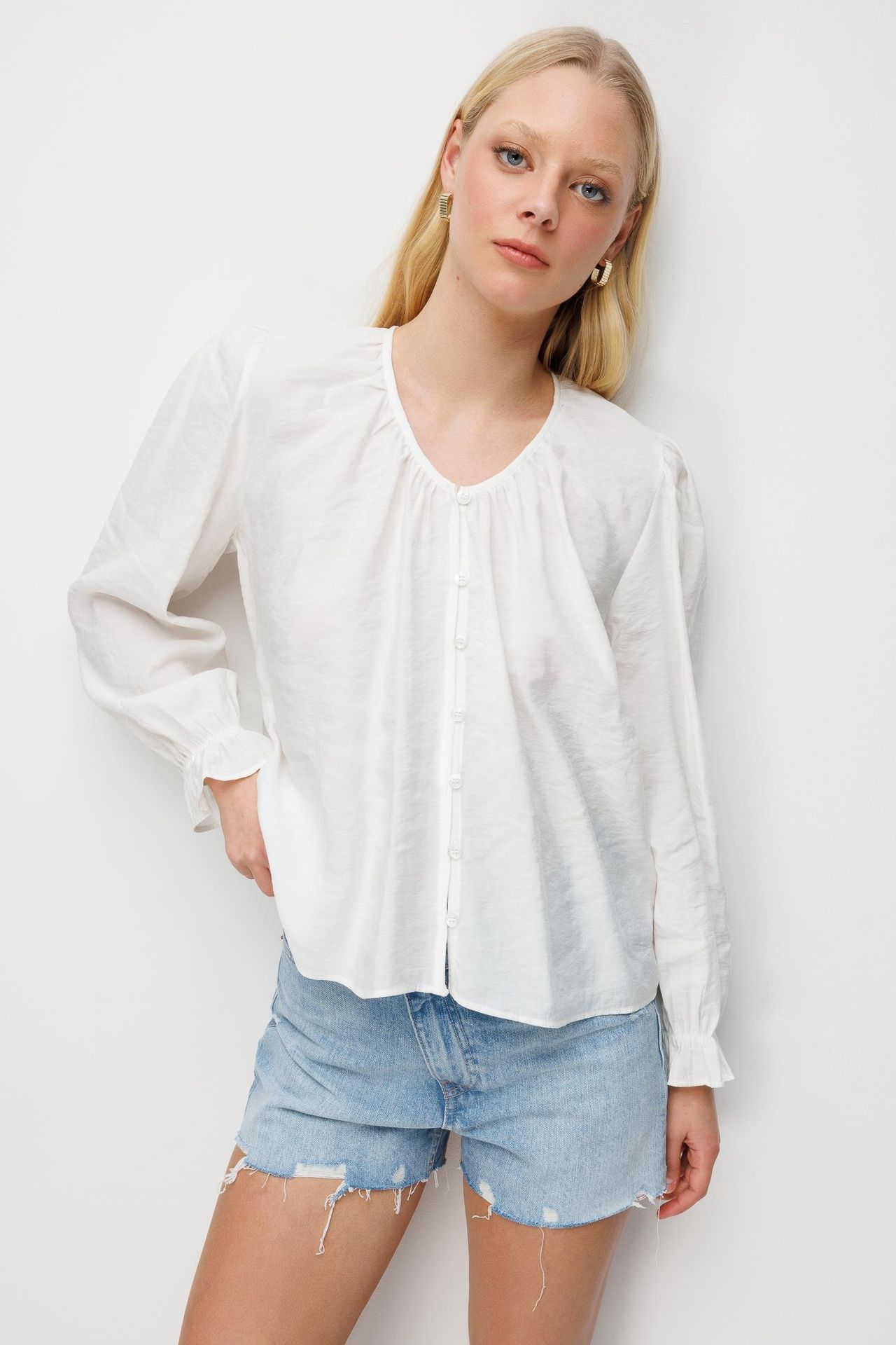 MIXRAY Textured Button-Up Crew Neck Blouse 2