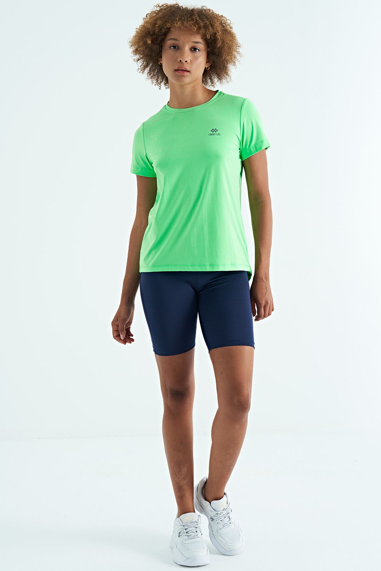 TOMMY Women's relaxed crew neck T-shirt with side slits 6