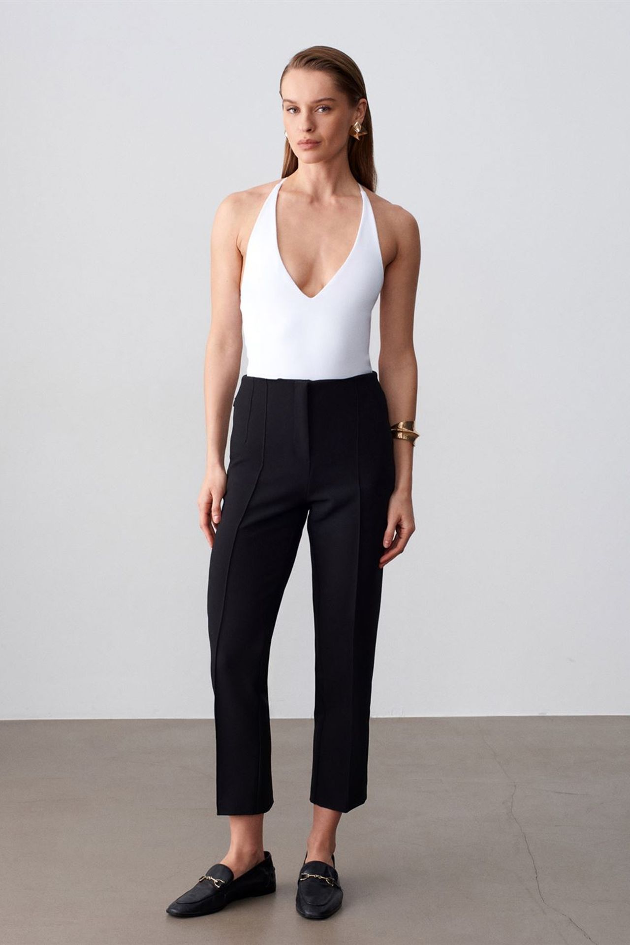 DILVIN Slim Fit Cut-Out Halter Bodysuit 4