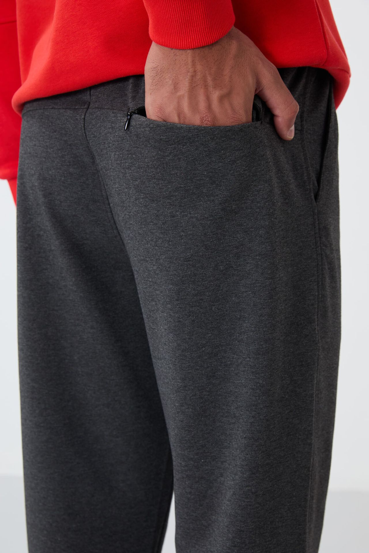 TOMMY Men's Regular-Fit Cotton Blend Sweatpants 4