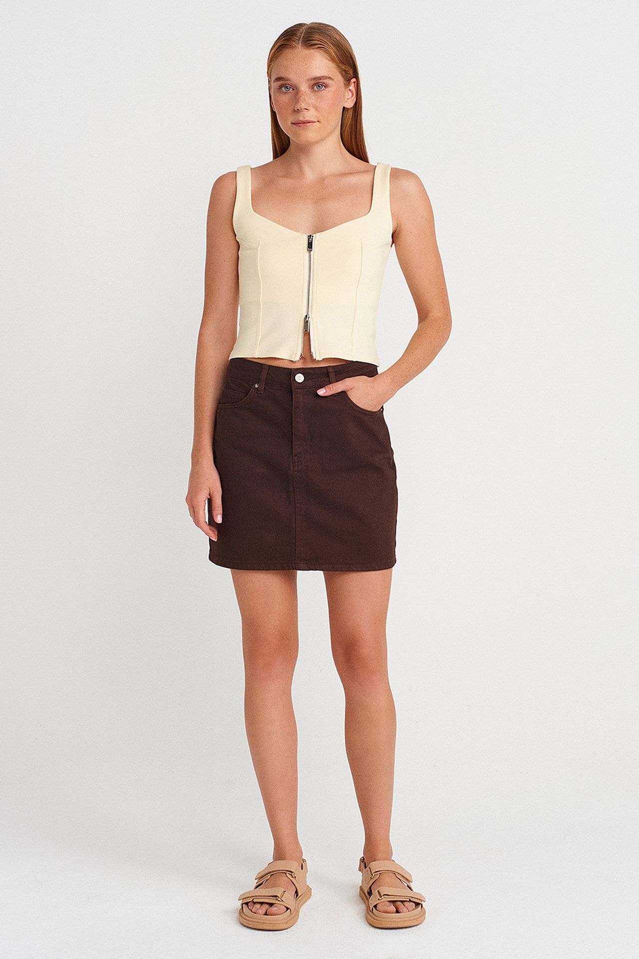 DILVIN Sleeveless Square-Neck Crop Top 4