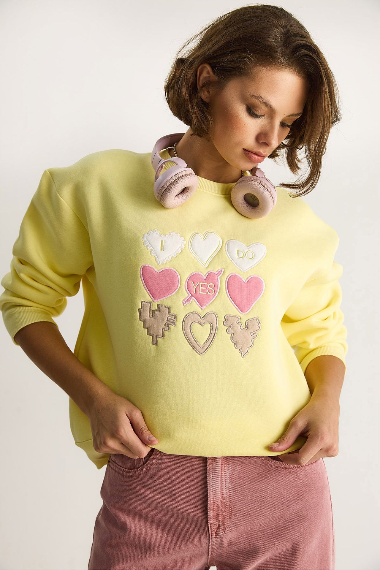 Heart Patch Appliqué Relaxed Fit Crew Neck Sweatshirt 2