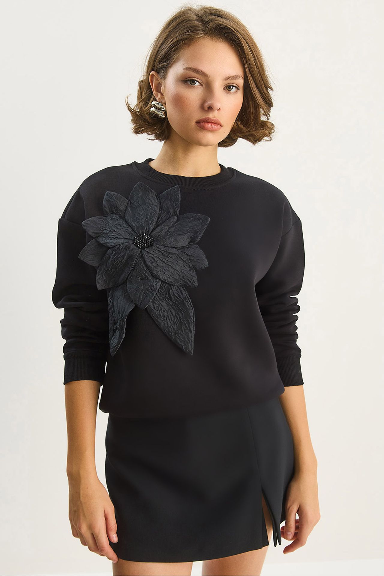 LUCCI Accessory Detailed Long Sleeve Crew Neck Sweatshirt 1