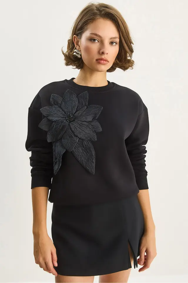 LUCCI Accessory Detailed Long Sleeve Crew Neck Sweatshirt