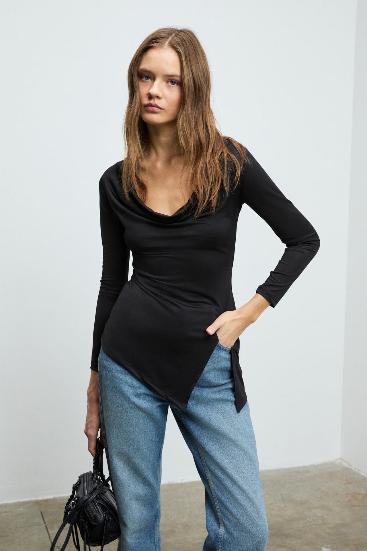 ETHIQUET Long V-Neck Slim Fit Blouse 2