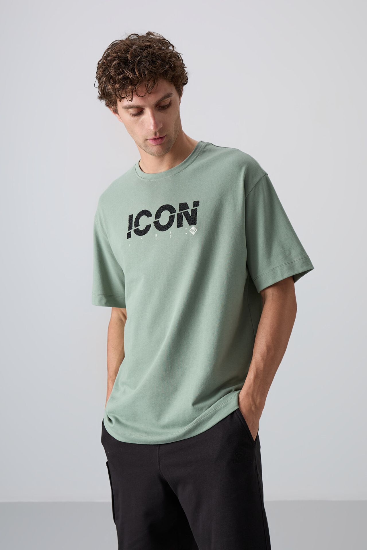 TOMMY Oversized Logo Print Crew Neck T-Shirt 1
