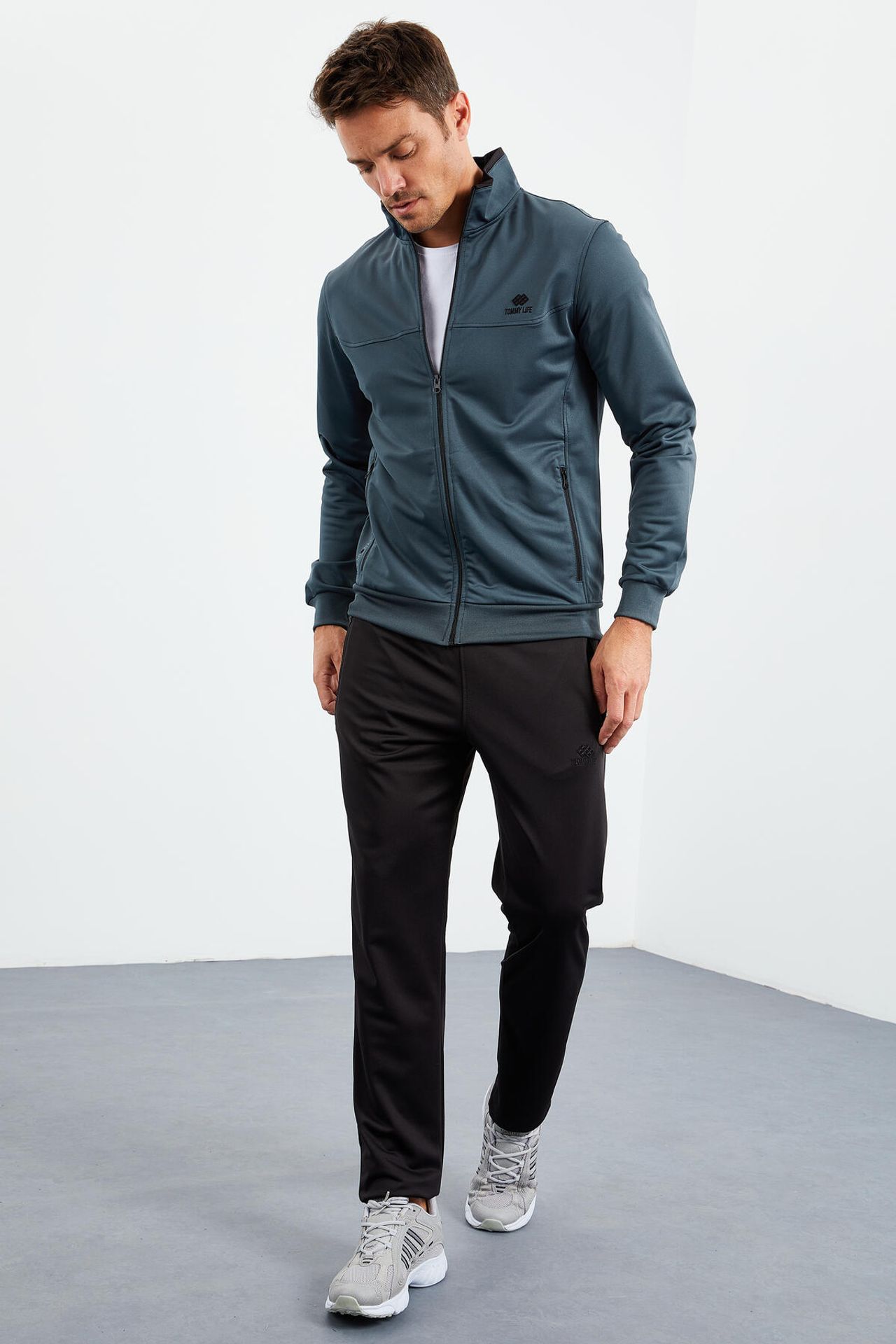 TOMMY Men's Scuba Knit Active Set With Zipper Collar 1