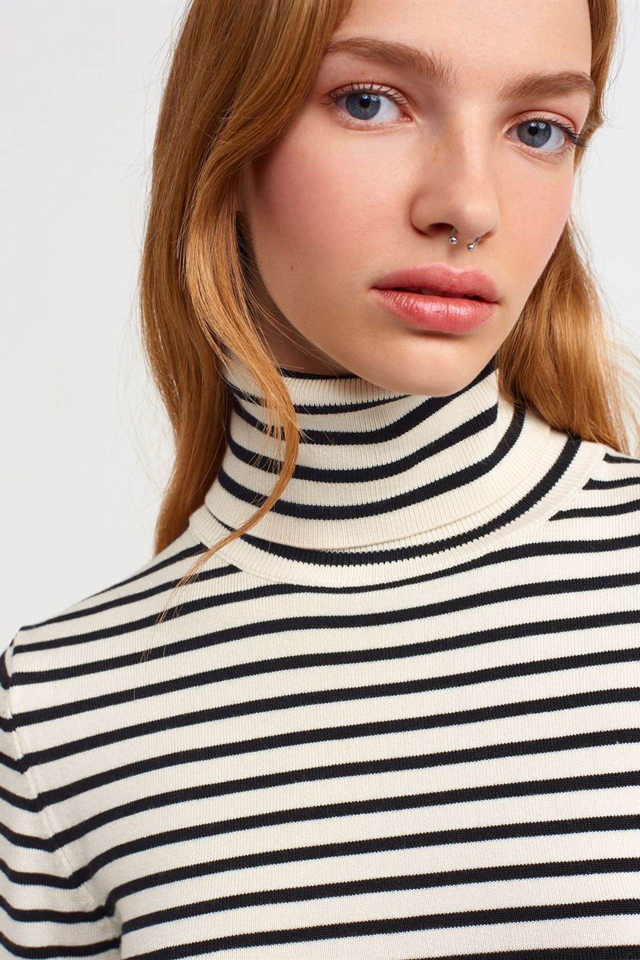 DILVIN Women’s Striped Ribbed Turtleneck Sweater 4