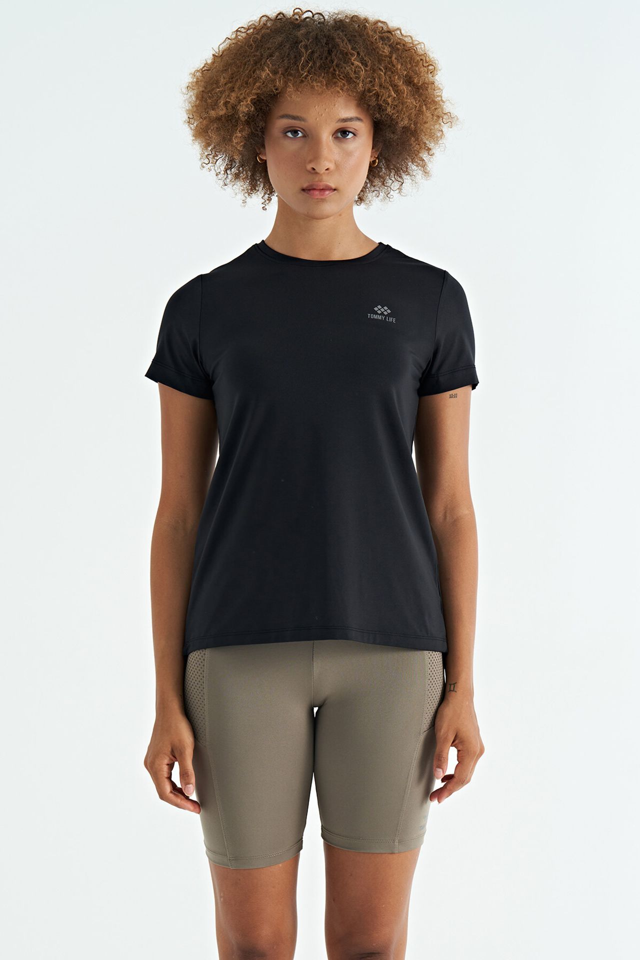 TOMMY Women's relaxed crew neck T-shirt with side slits 2
