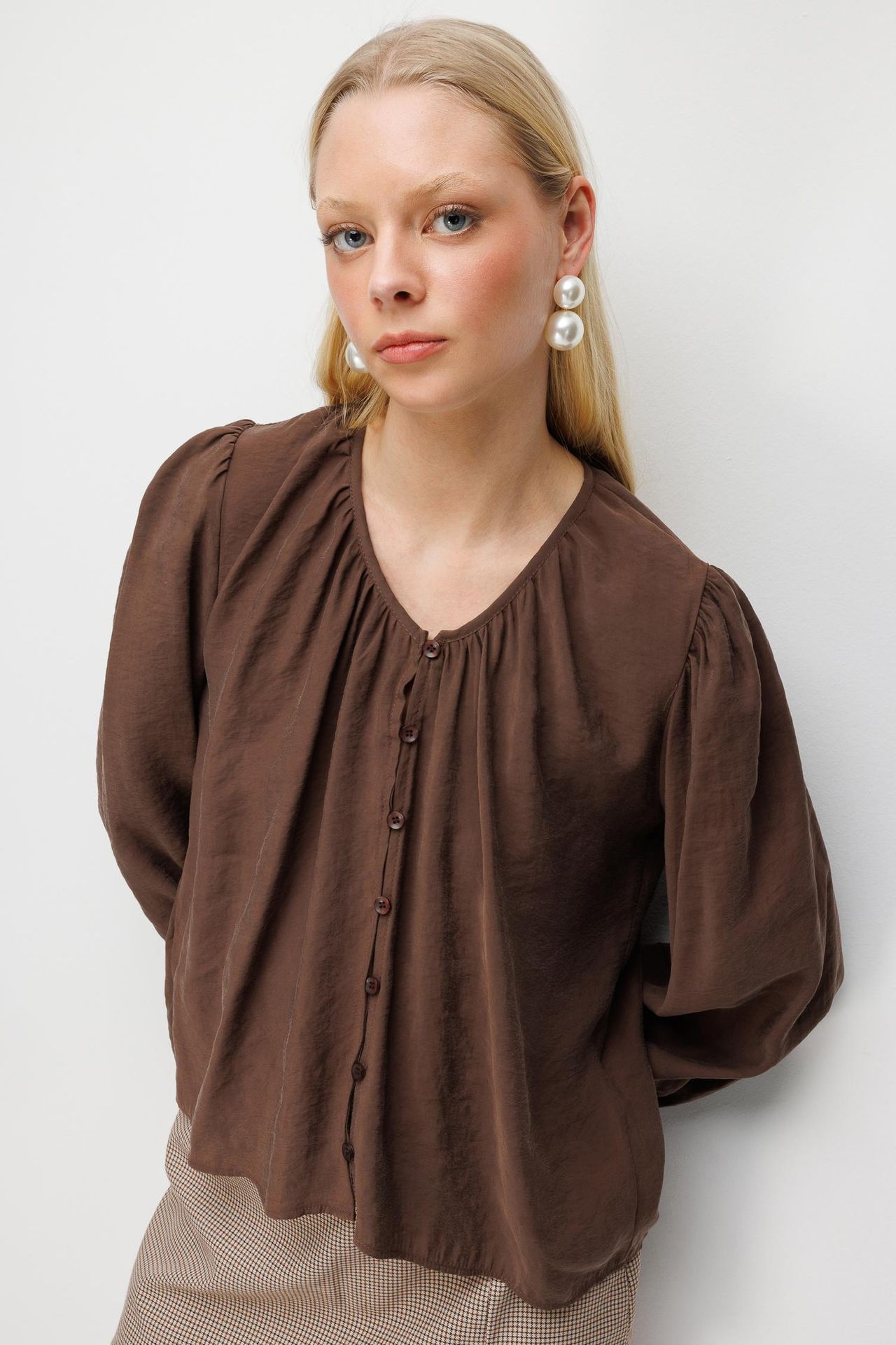 MIXRAY Textured Button-Up Crew Neck Blouse 2